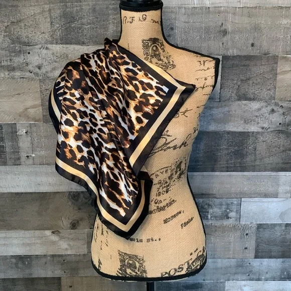 Elegant Leopard Print Scarf - Picture 5 of 16